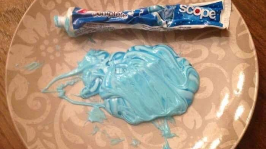 Зубная паста на тарелке